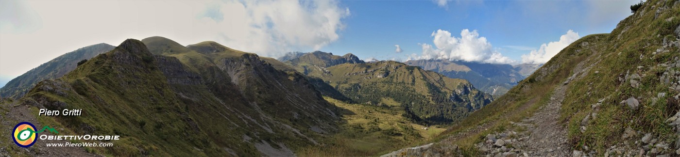 47 Sent. 101 (Tratto da evitare in caso di neve ghiacciata) in discesa dall'Alpe Cabretondo al Passo di Regadur.jpg